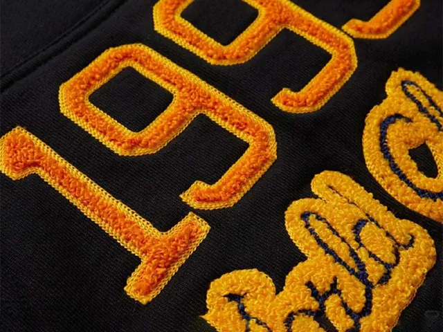 Tシャツやスウェットの装飾に使うタオル刺繍のディテール