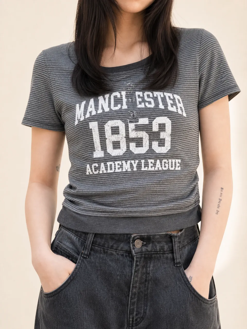 グレーのストライプ柄カレッジ風グラフィック・ベビーTシャツ