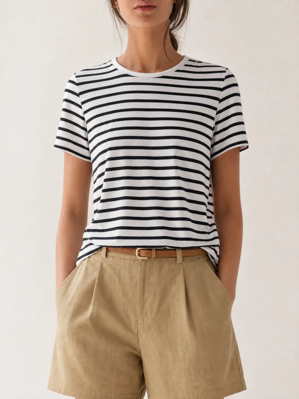 白黒ストライプのクルーネックTシャツ