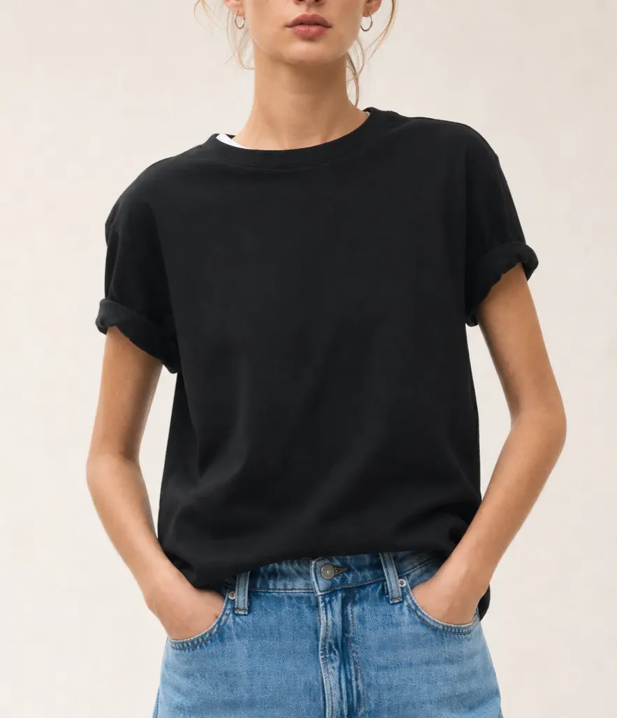 袖をロールアップしたシンプルな黒Tシャツ