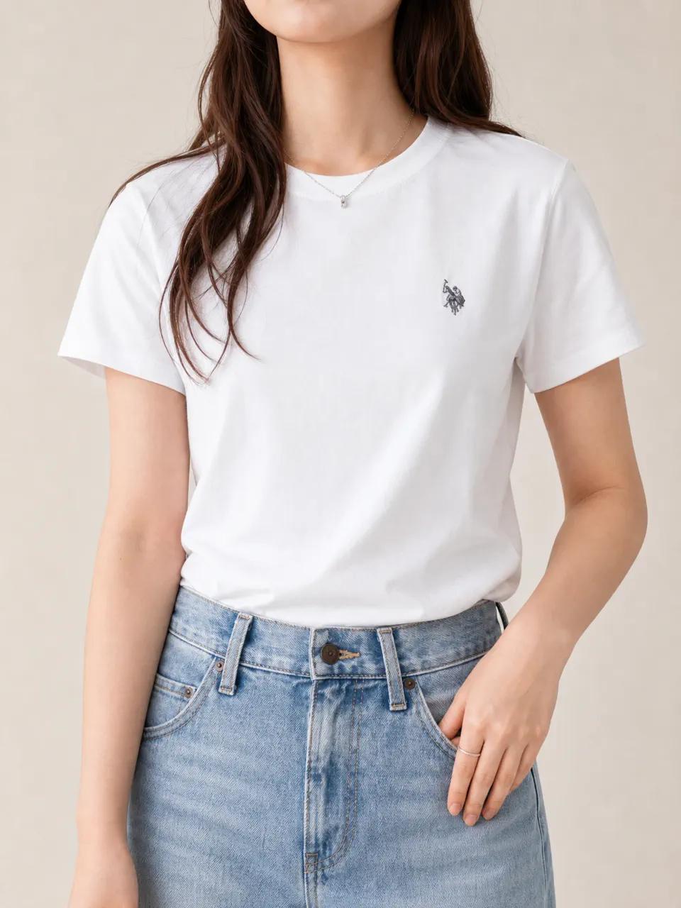 胸元にロゴ刺繍を施した白Tシャツ