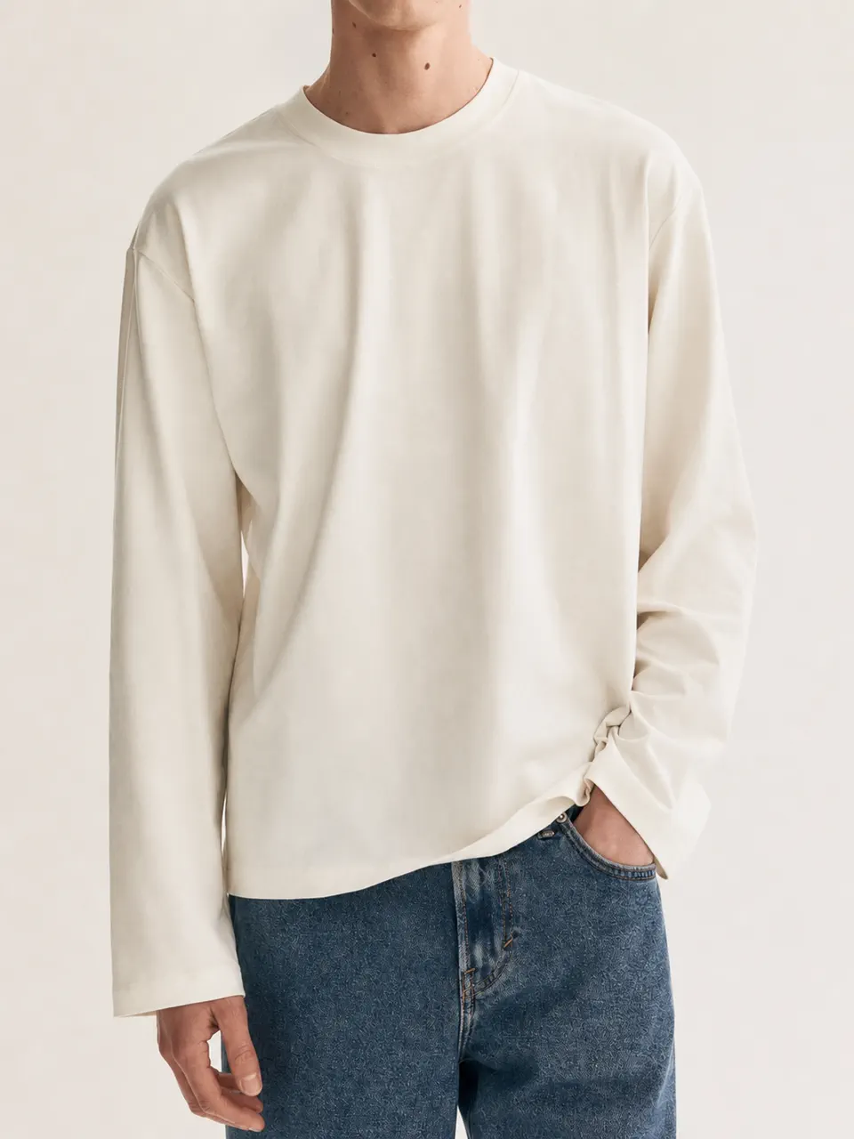 モデル着用のクリーム色クルーネック長袖Tシャツ。OEM・ブランド定番品の参考