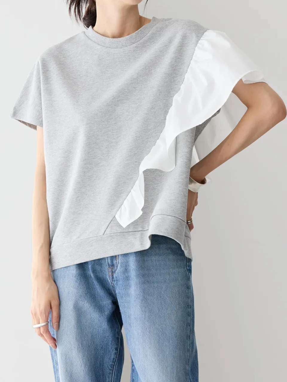 白いフリルパネルをあしらったグレーのリラックスフィットTシャツ。レディース向け商品開発の参考