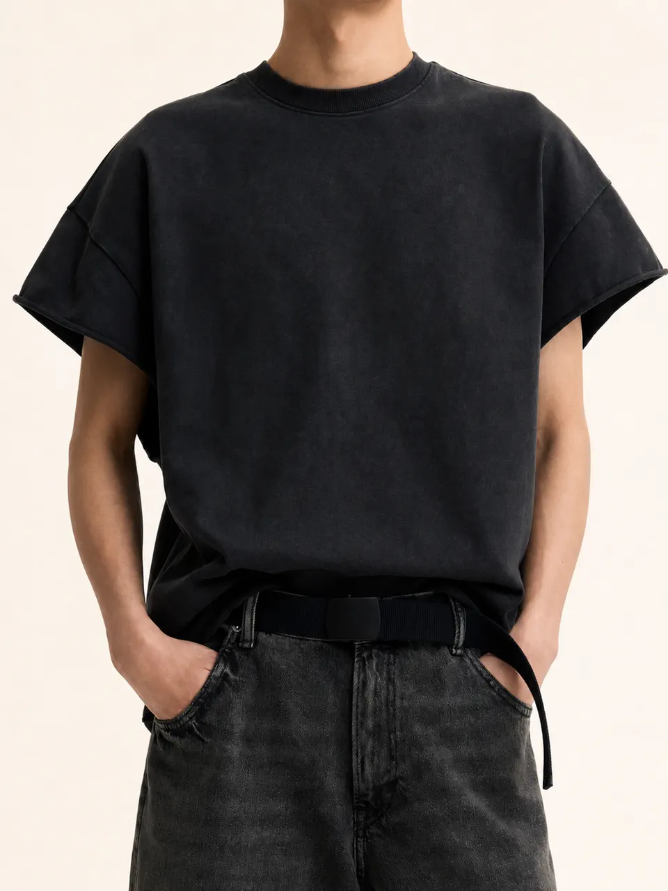 ドロップショルダーのウォッシュ加工ブラック・オーバーサイズノースリーブTシャツ。ストリートウェアのサンプル参考
