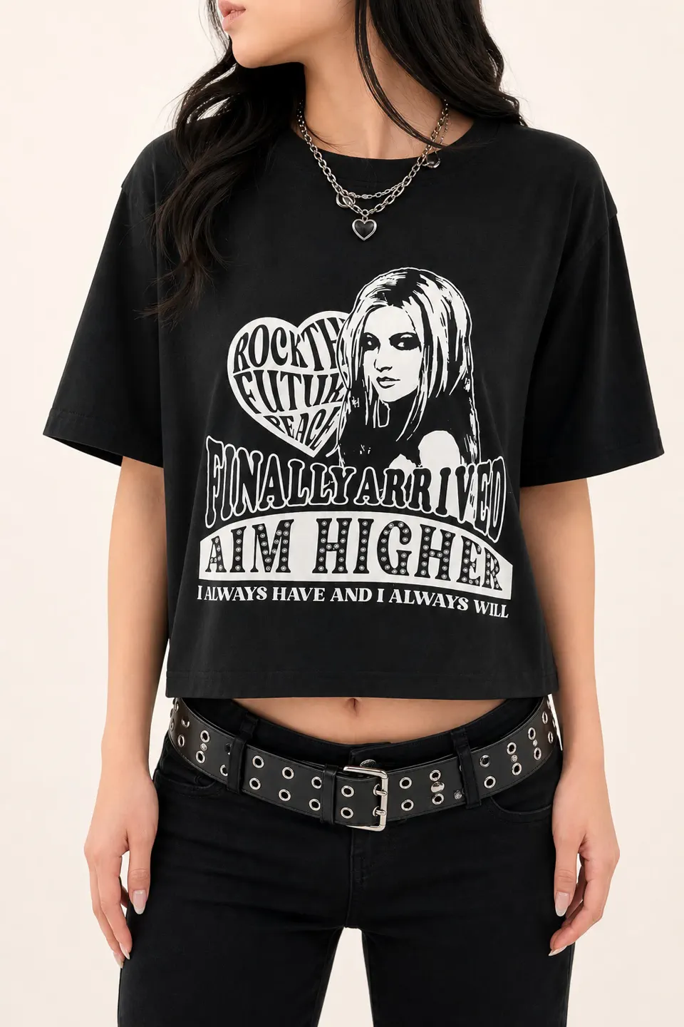 白いポートレートプリント入りブラック・クロップドY2KロックTシャツ。甘辛系レディースウェアの参考