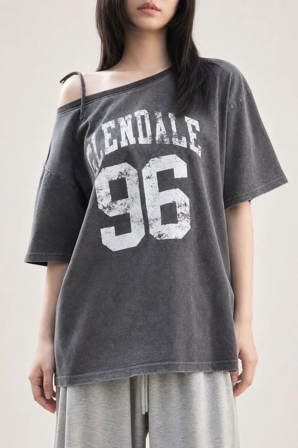 オフショルダーのウォッシュチャコール・オーバーサイズY2Kカレッジ風Tシャツ。レディースブランド別注の参考