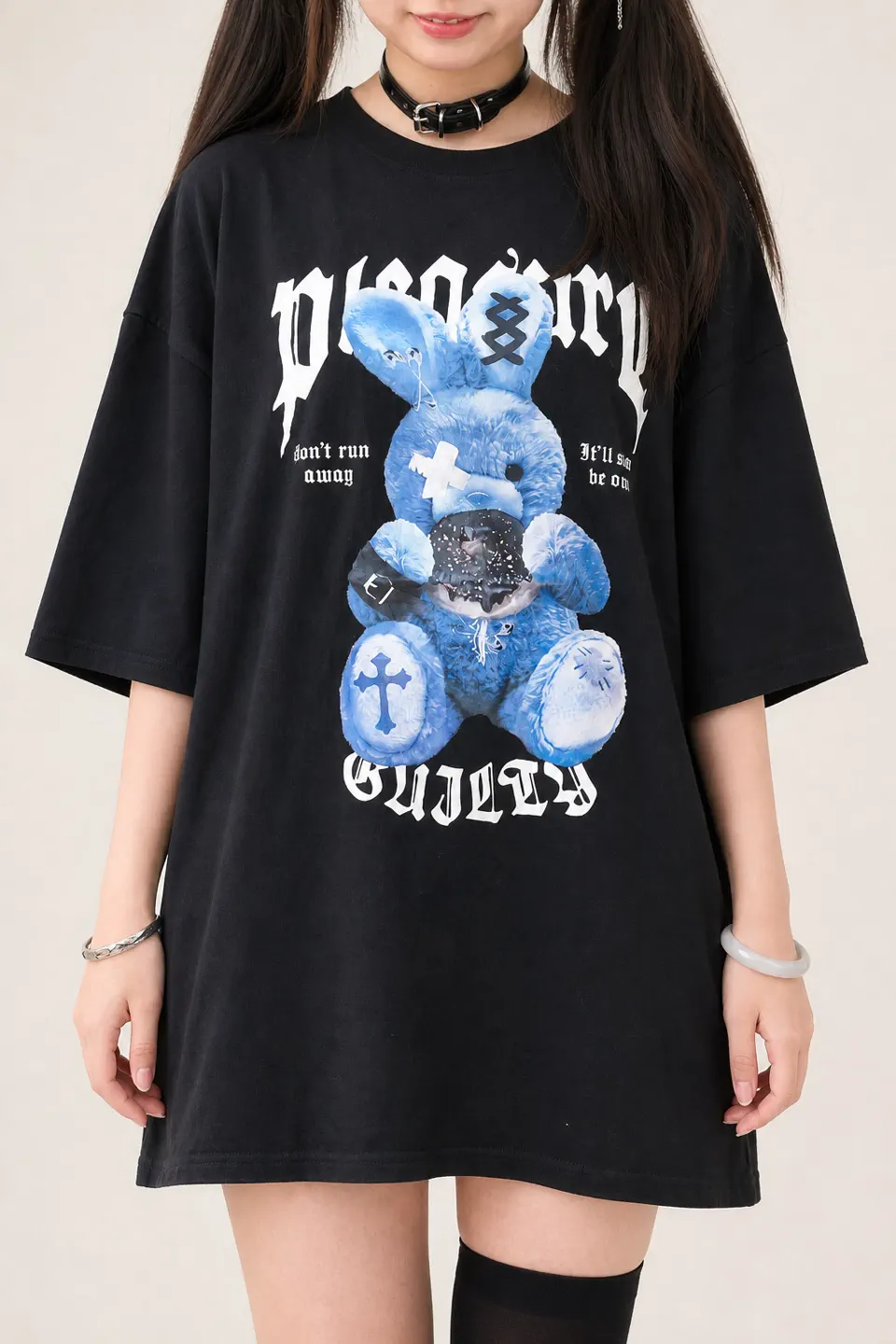 ゴシック調テディベアをプリントした黒のオーバーサイズY2K Tシャツ。甘辛ストリートコレクションの参考