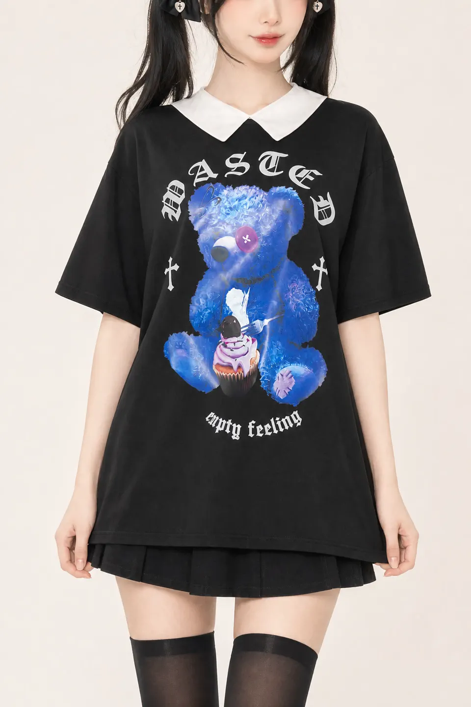 白い尖り襟と青いテディベアプリントを配した黒のY2KグラフィックTシャツ。キュート×ゴシック系ウェアの参考