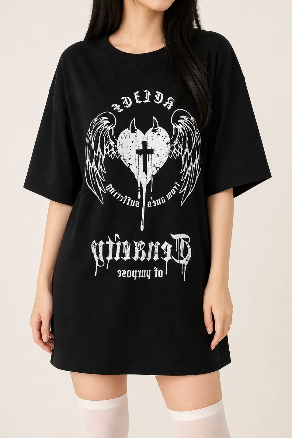 ゴシック調の翼をプリントした黒のオーバーサイズTシャツワンピース。Y2K甘辛系レディースブランド別注の参考