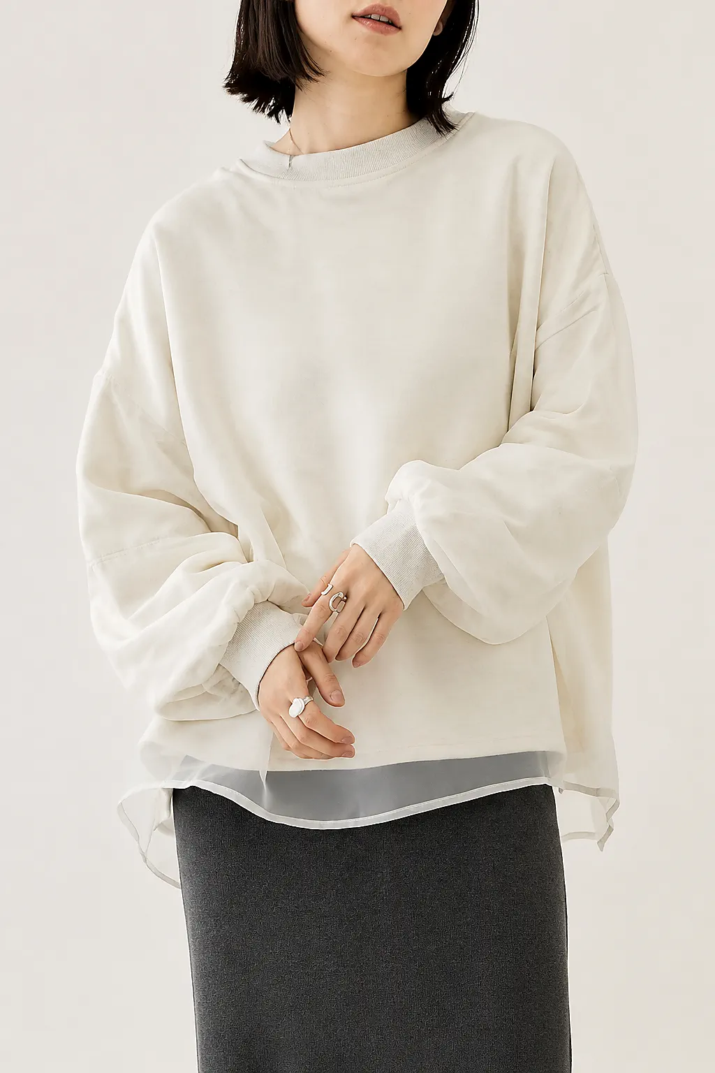 Elfenbeinfarbenes Crewneck-Sweatshirt mit transparenten Organza-Lagen