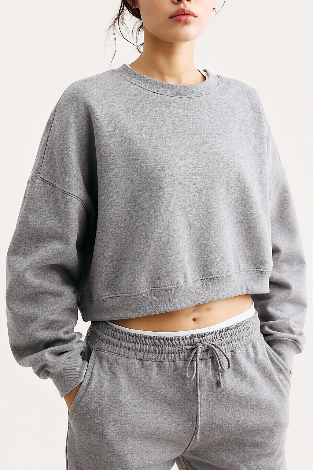 Meliertes Cropped-Crewneck mit überschnittener Schulter
