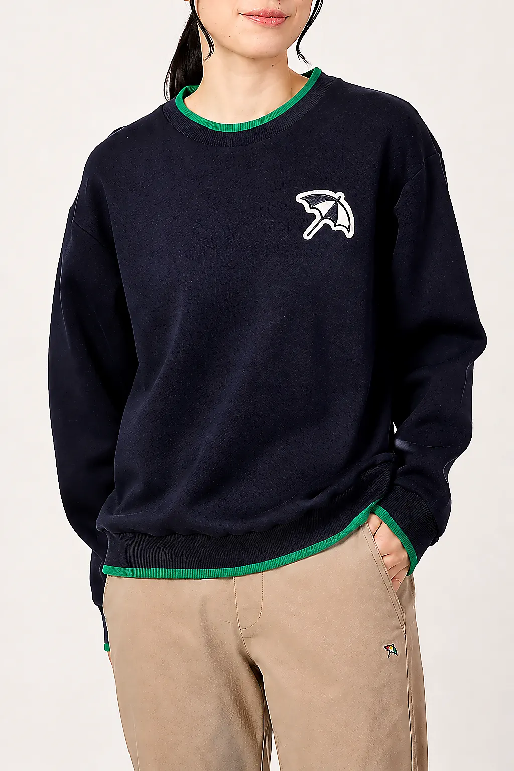 Navyfarbenes Crewneck mit kontrastierenden grünen Rippbündchen