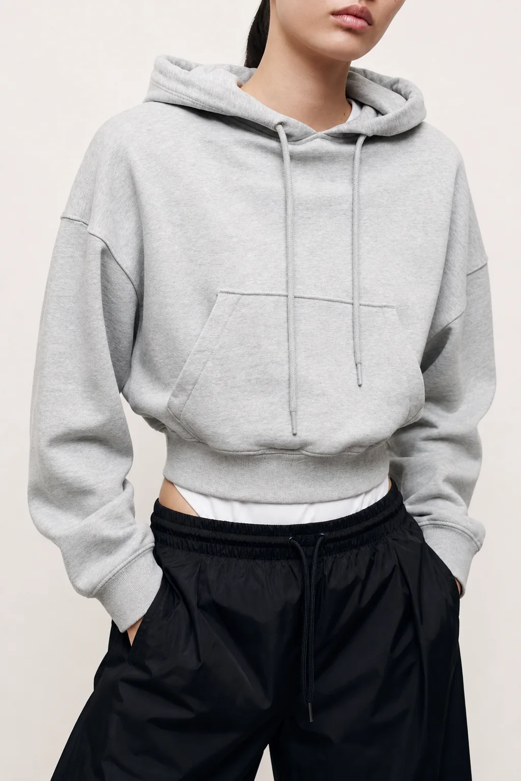Melierter Cropped-Pullover-Hoodie mit Kängurutasche