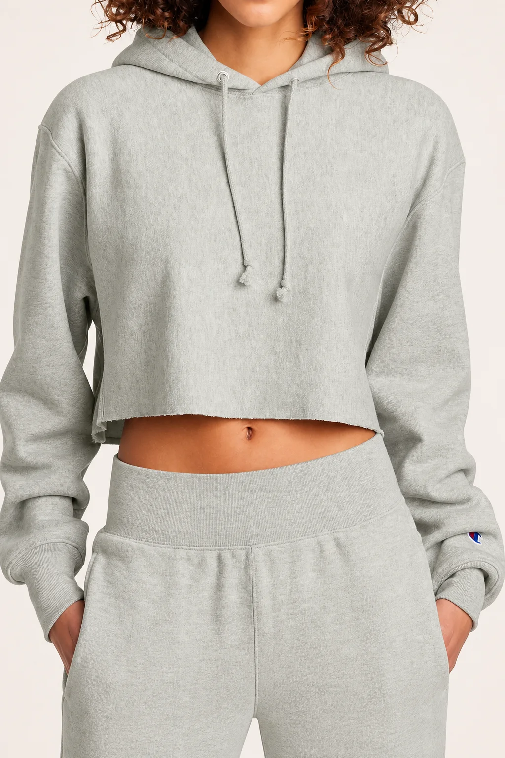 Hellgrauer Cropped-Fleece-Hoodie mit offenem Saum und weiten Ärmeln