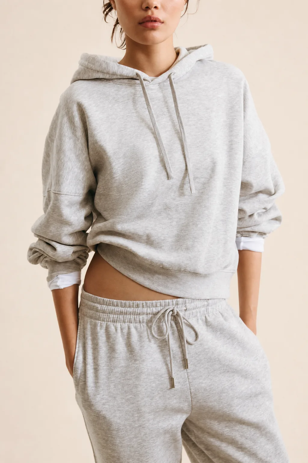Hellgrauer Cropped-Hoodie mit überschnittener Schulter
