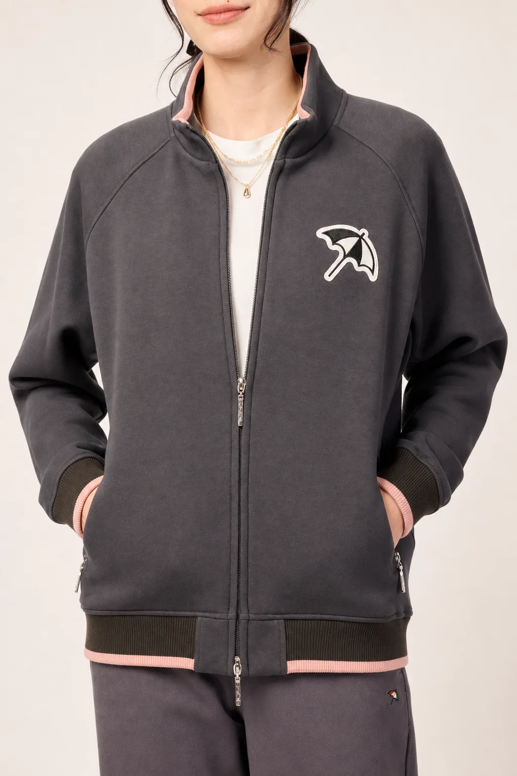 Anthrazitfarbene Sweatjacke mit Stehkragen, Kontrastbesatz und Reißverschlusstaschen