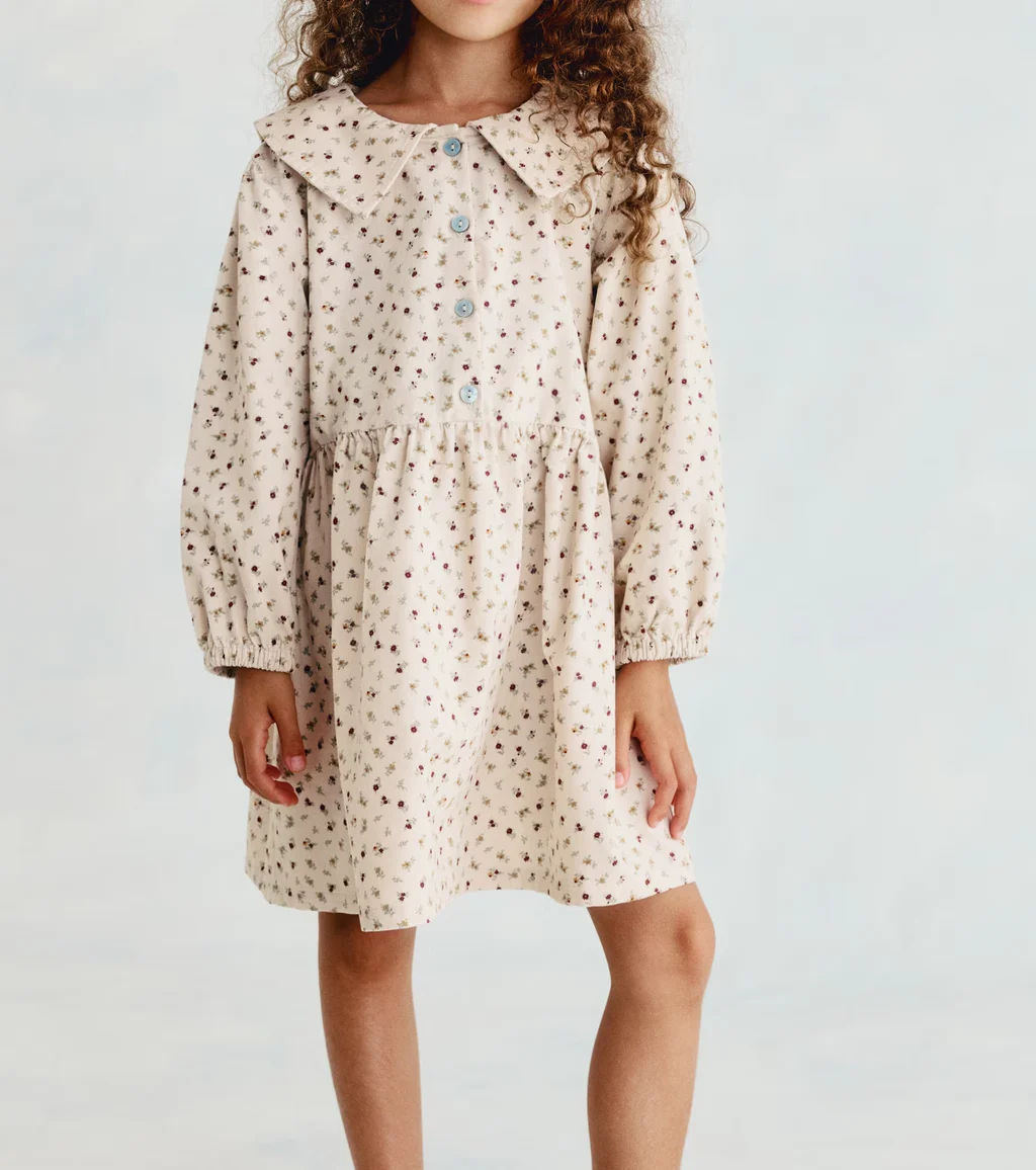 Cremefarbenes Blumenkleid mit Rundkragen und Knopfleiste