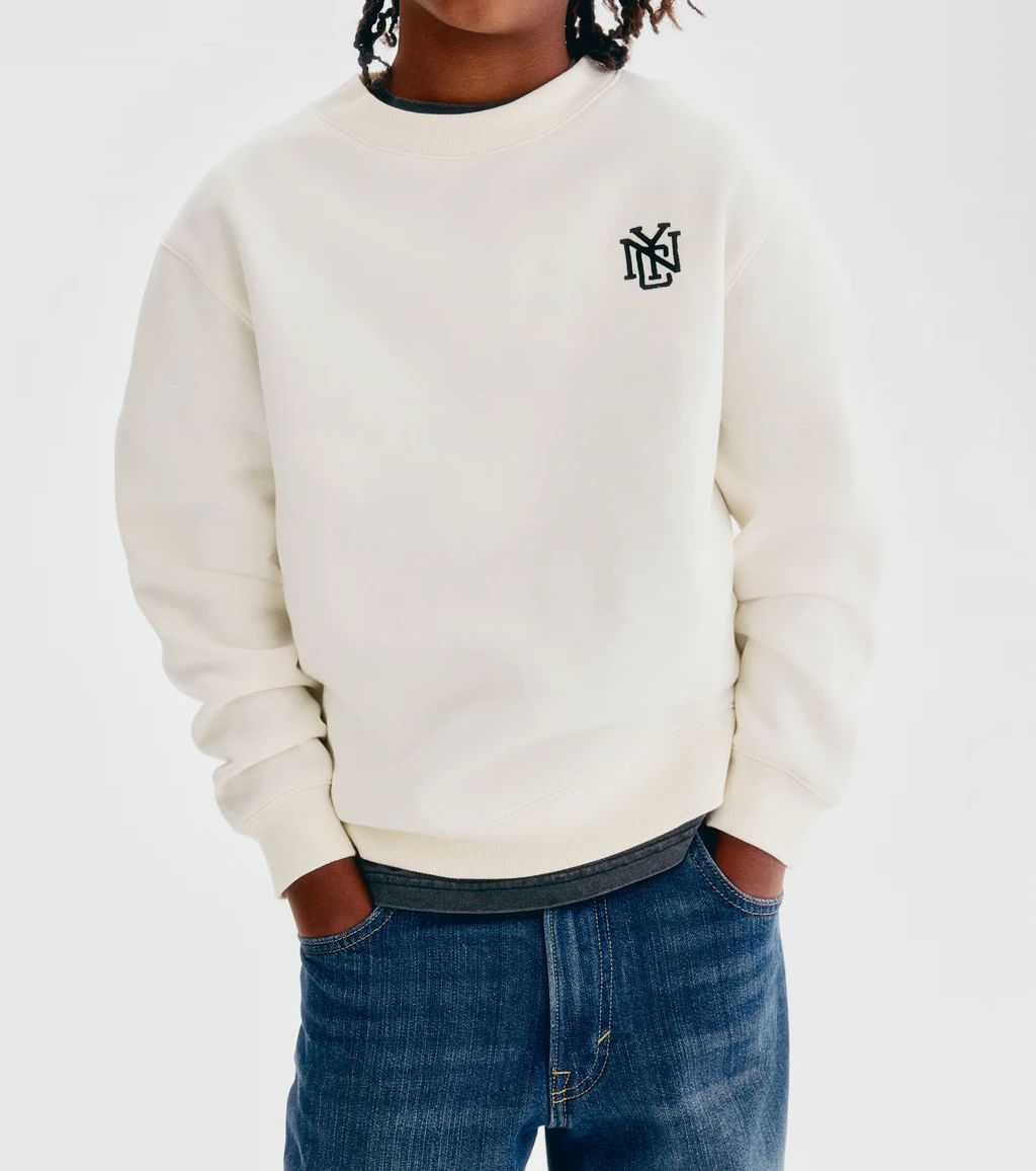 Elfenbeinfarbenes Kinder-Sweatshirt mit Monogramm auf der Brust