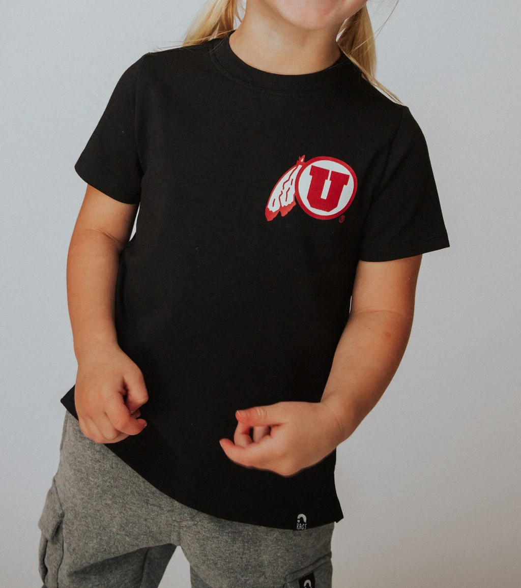 Schwarzes Kinder-T-Shirt mit rotem und weißem Brustmotiv