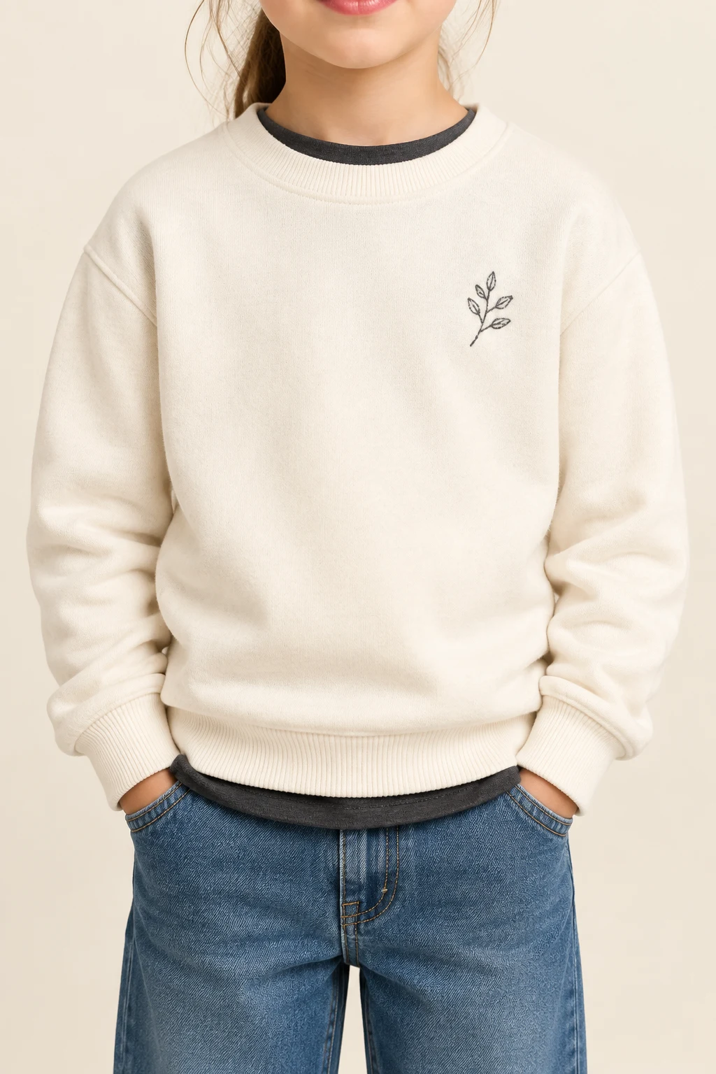 Elfenbeinfarbenes Kinder-Sweatshirt zur Prüfung von Verstärkungen