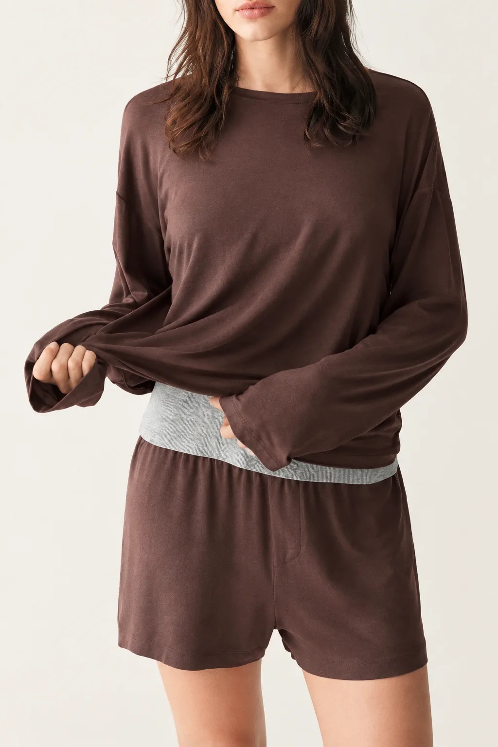 Schokobraunes Modal- und Bambusviskose-Schlafset mit Shirt und Shorts