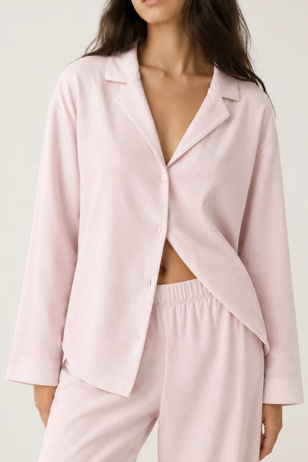 Zartrosa Ripp-Pyjamaset mit Knopfleiste, Reverskragen und passender Hose