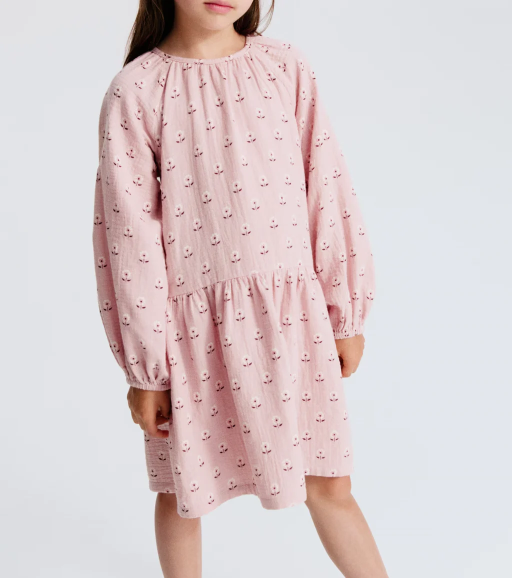 Rosa langärmeliges Kleid mit Blumenmuster und geraffter Taille