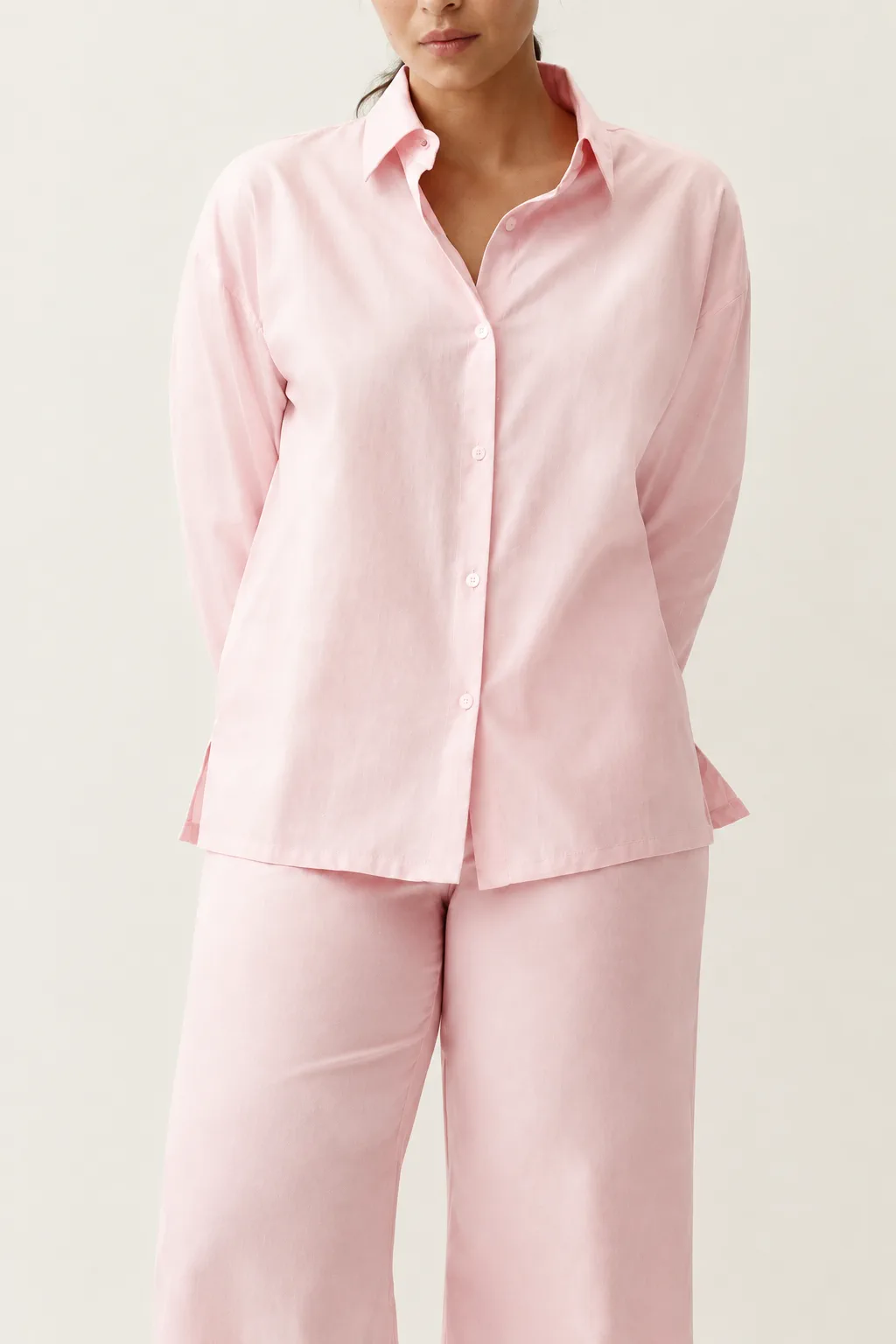 Hellrosa Satin-Pyjamaset mit Spitzkragen und Knopfleiste