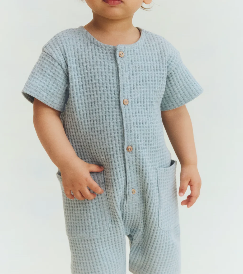 Blauer Waffelstrick-Overall für Kleinkinder mit Knöpfen in Holzoptik